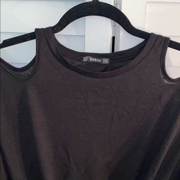 Cold shoulder top 🥶 - Picture 4 of 6